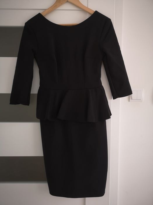 Sukienka czarna z baskinką, rękaw 3 /4