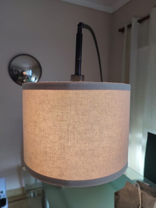 Candeeiro de pé em arco – moderno e elegante