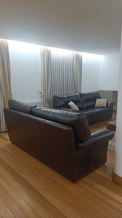 Dois sofás em pele como novos