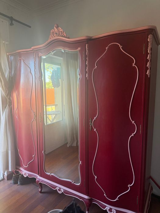 Armário vermelho para menina