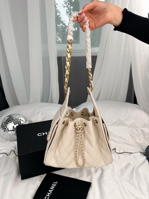 Сумка Chanel 25 Small Handbag in Cream Caviar Leather with Gold Hardware