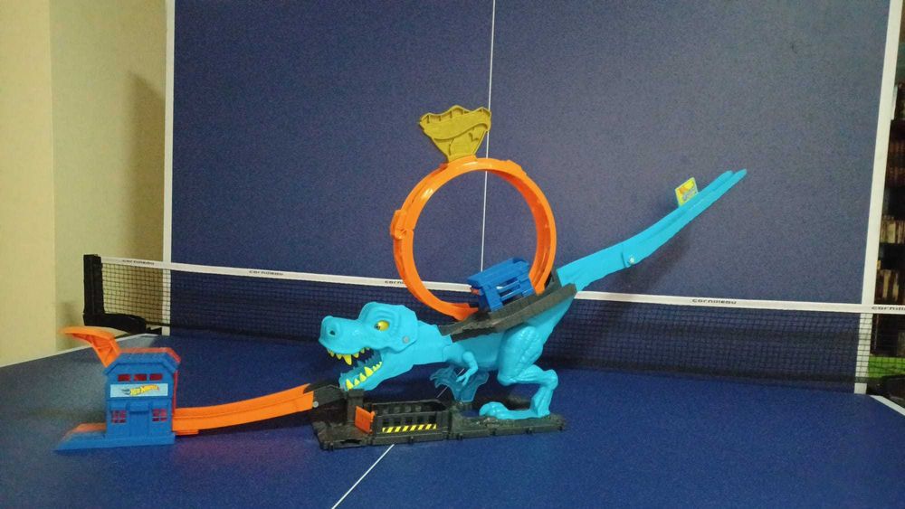 Pista hot wheels t-rex