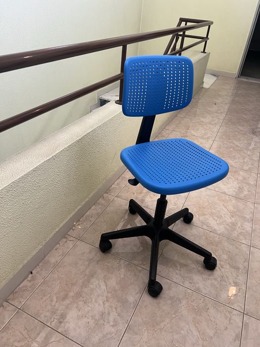 Cadeira quarto de criança ou escritorio, altura regulavel azul e preta