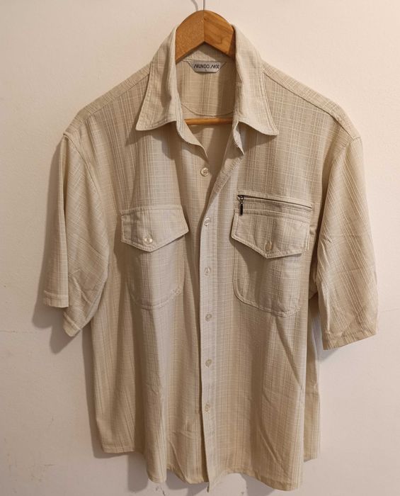 Camisa manga curta, 3 bolsos, sendo 1 c/ fecho, tecido leve relevo - L