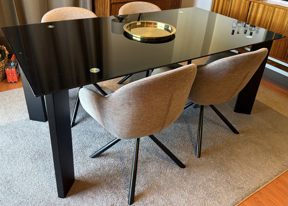 Mesa de jantar + 4 cadeiras