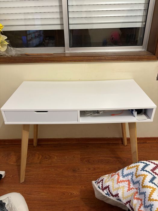 Escrivaninha / Mesa branca moderna com gaveta – estilo minimalista