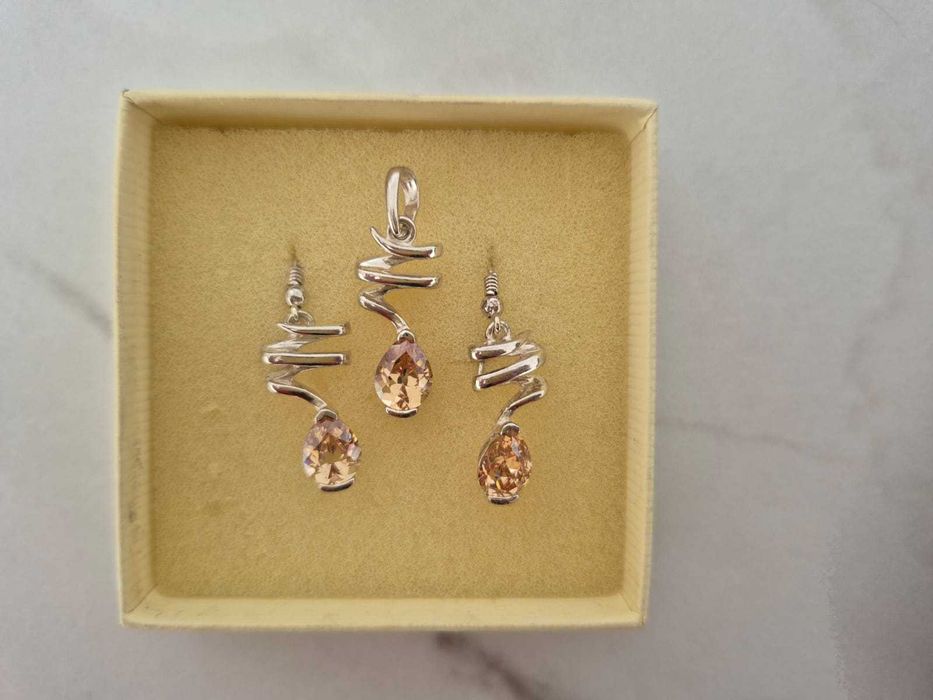 Komplet biżuterii srebrnej (kolczyki i wisiorek)