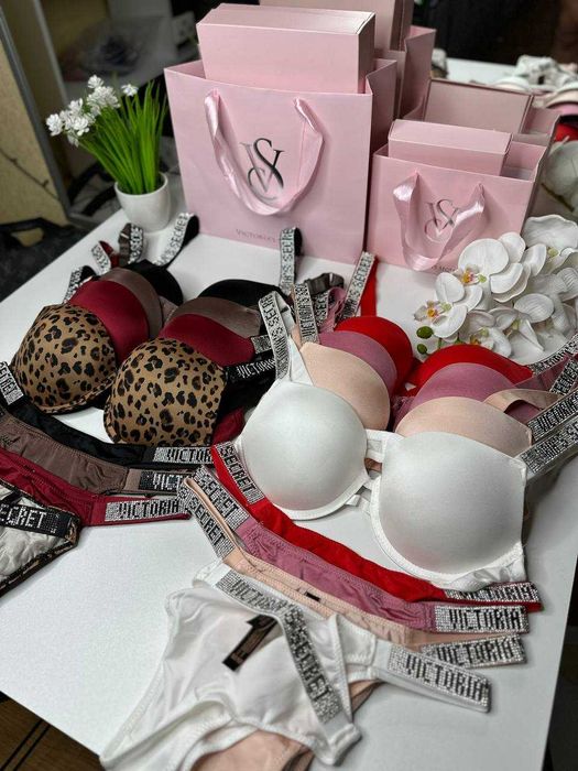 Комплект жіночої білизни Victoria`s Secret зі стразами