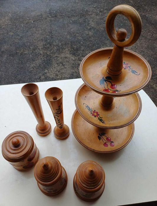 Fruteira e outros utensílios de cozinha, em madeira torneada e decorada