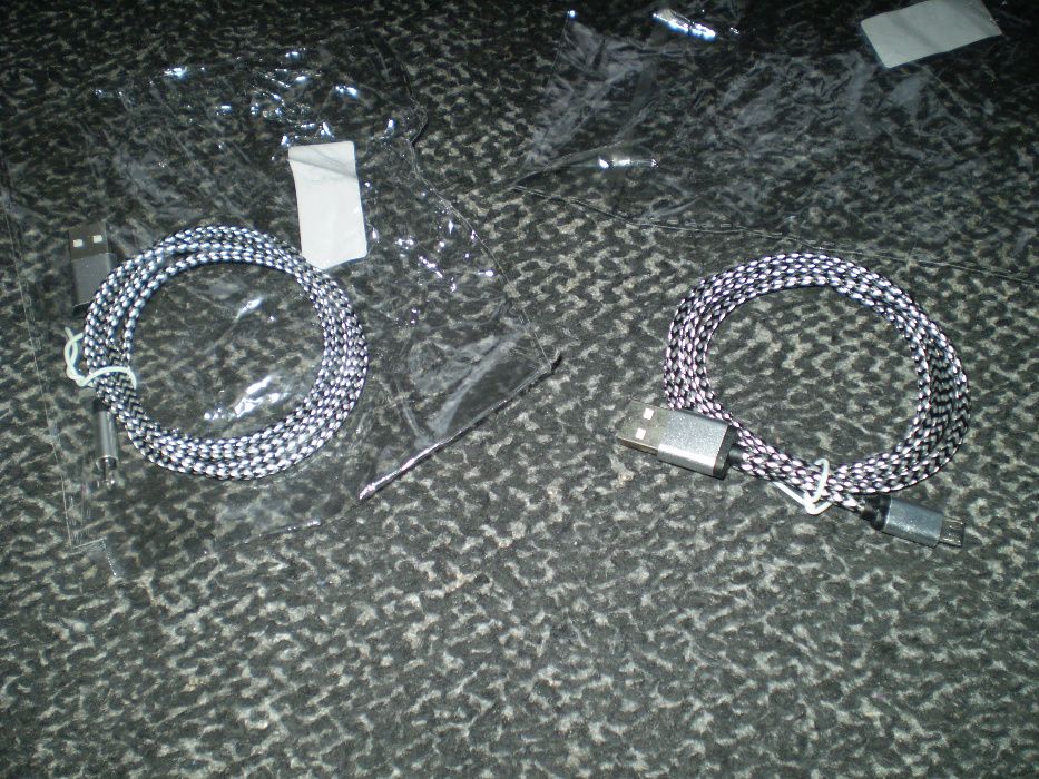 USB - кабель для зарядки.