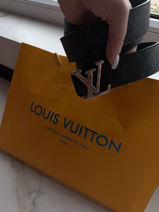 ременем Louis Vuitton з фірмовою пряжкою LV Initiales.