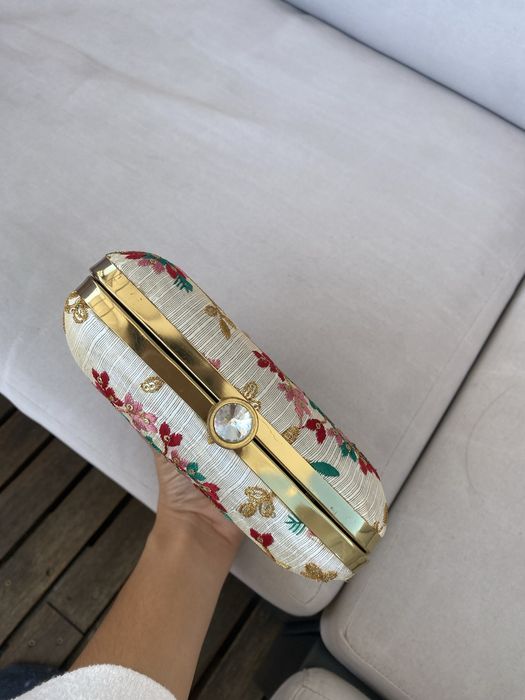 Bolsa bordada à mão