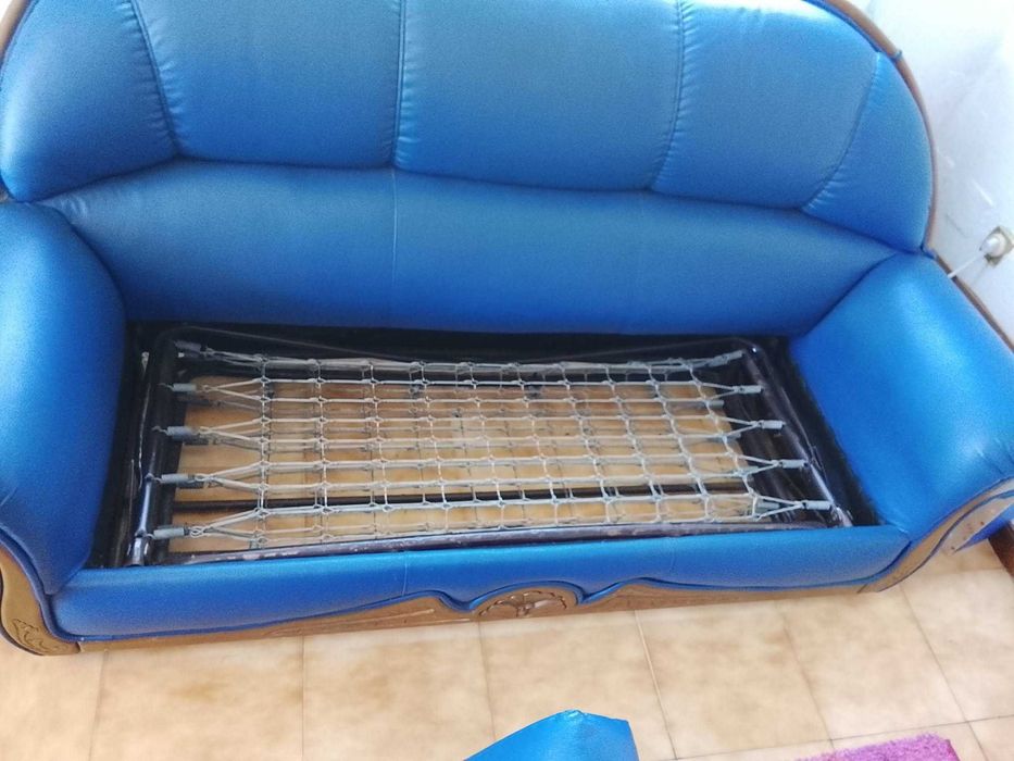 olá a todos tenho um sofá cama de 3 lugares e dois de um lugar cada em couro azul para vender por 100 euros,
