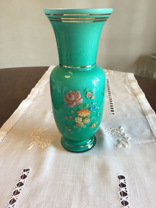 Jarra de vidro verde pintada
