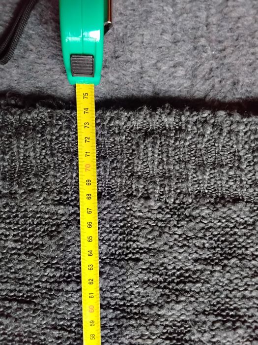 Sweter z krótkim rękawem khaki.