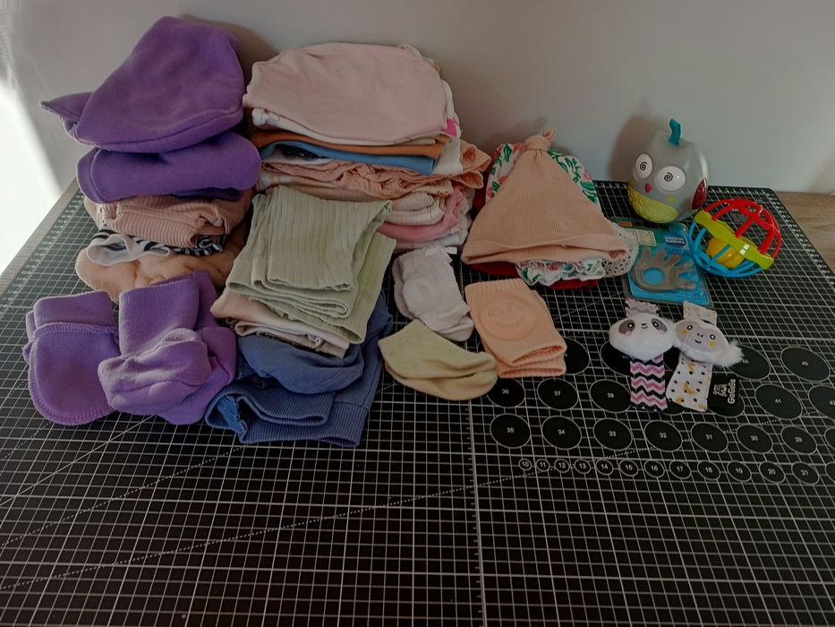 Paka ubrań dla dziewczynki r. 68 + zabawki