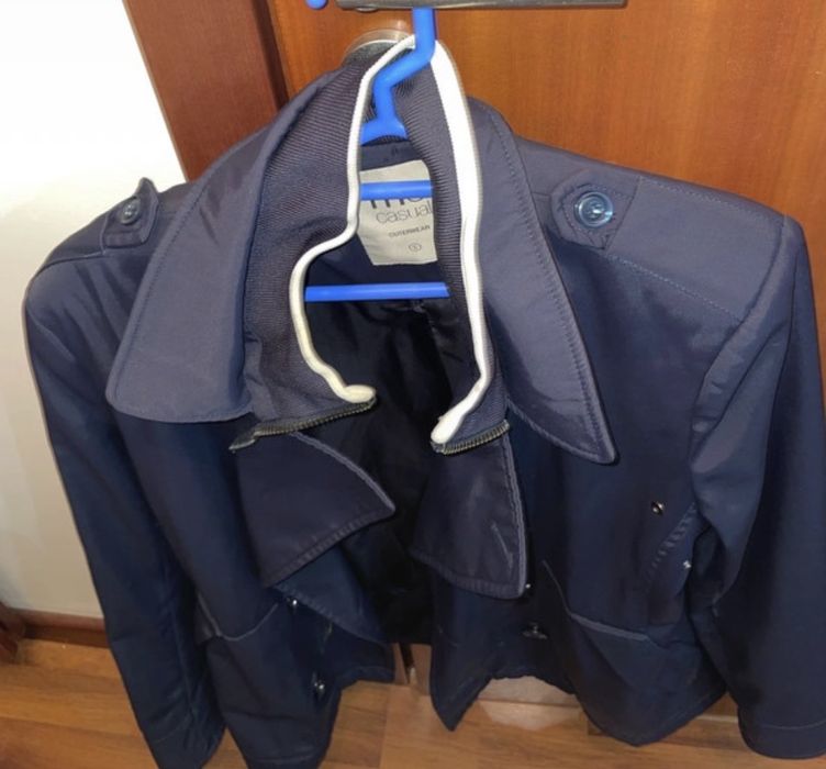 Casaco masculino com fecho duplo.