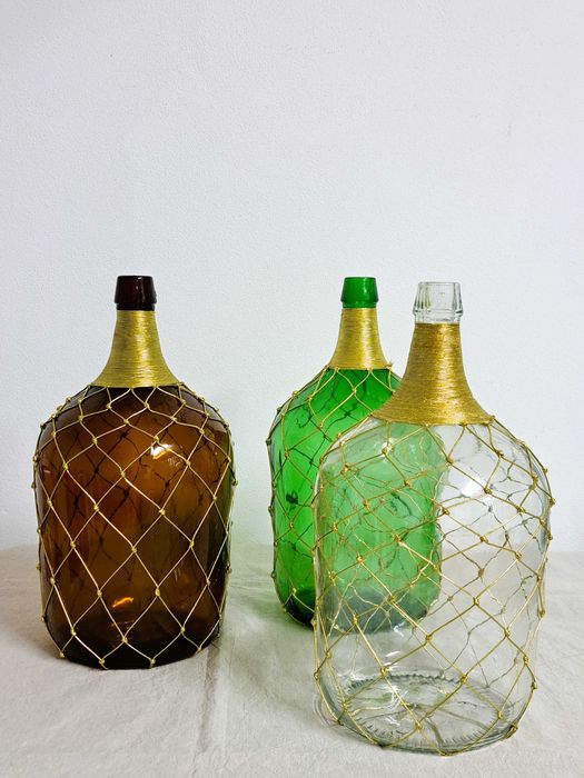3 garrafões de vidro decorados com fio dourado