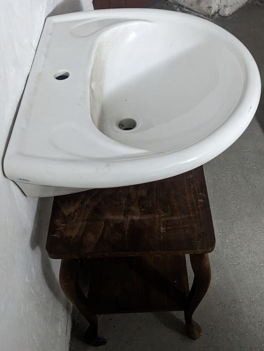 Umywalka LAUFEN porcelana  wisząca z półpostumentem