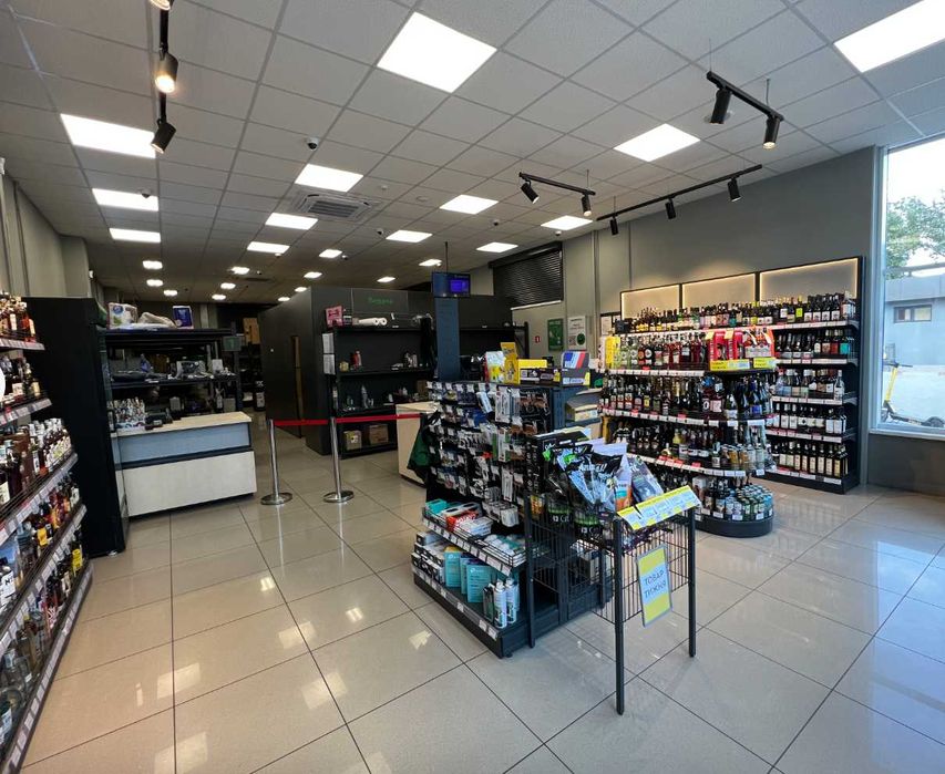 Продаж торгового приміщення, орендар РОЗЕТКА, червона лінія