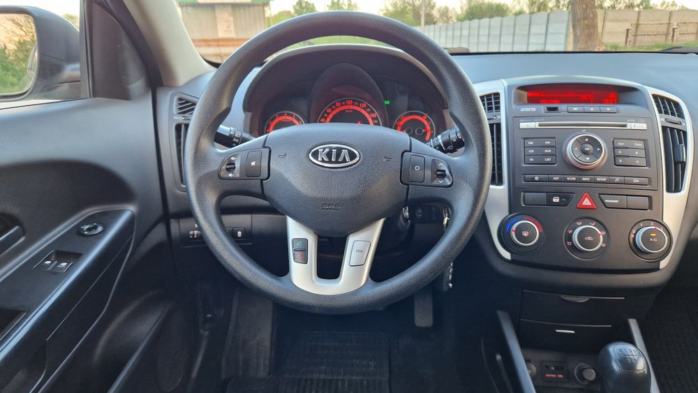 Автомобиль Kia Cee'd универсал 2009 рік