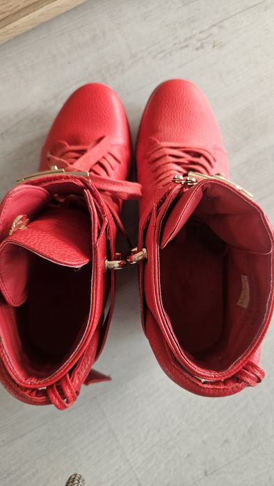 Czerwone sneakersy skórzane