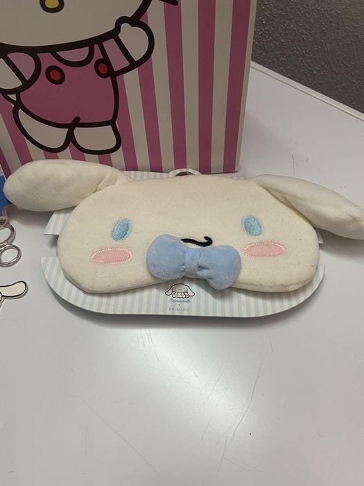 Um saco um tapa plho e um pota chave da hello kitty