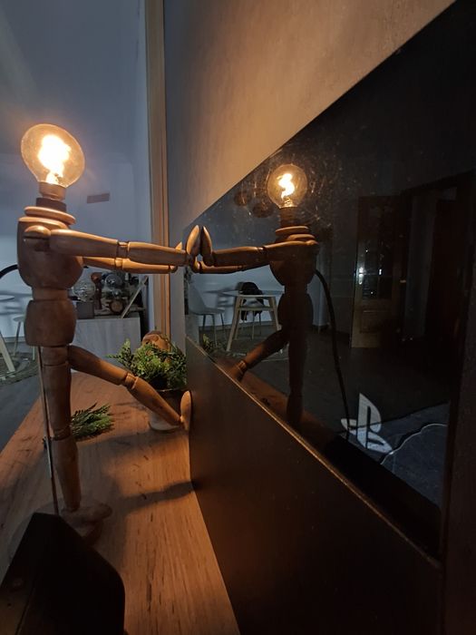 Manequim articulado com luz ambiente.