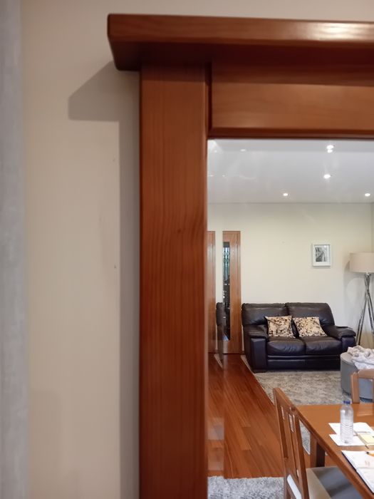 Espelho com moldura em madeira