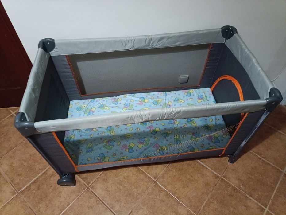 Łóżeczko turystyczne składane-dodatkowy materacyk.