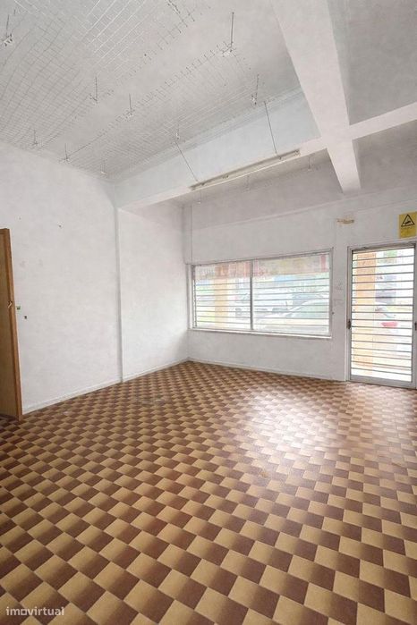 Versatilidade e Rentabilidade: 101 m2 para Negócio ou Serviços — Águas Livres, Lisboa