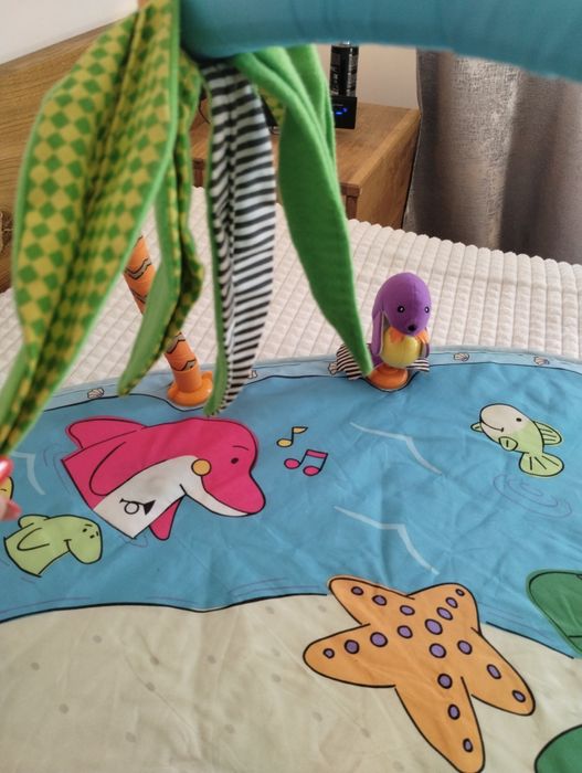 mata edukacyjna z pałąkami tiny love z foką