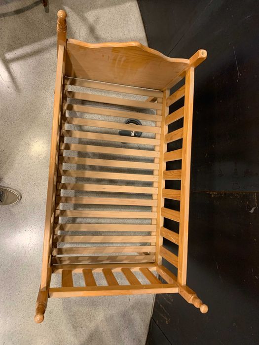 Berço antigo vintage de madeira pinho