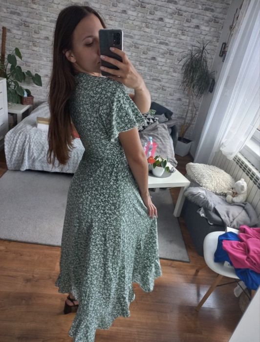 Sukienka w kwoaty zwiewna