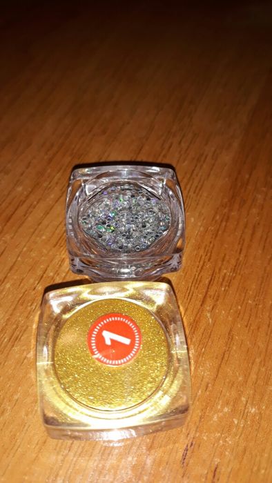 Стразы и голография для маникюра и педикюра