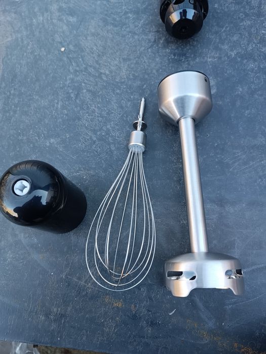 Akumulatorowy blender ręczny marki Hanseatic.