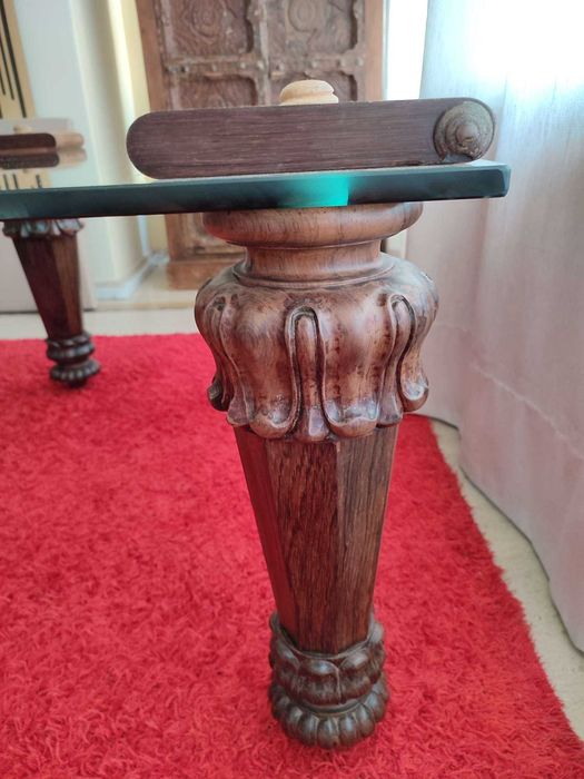 Mesa  de apoio com pés centenários