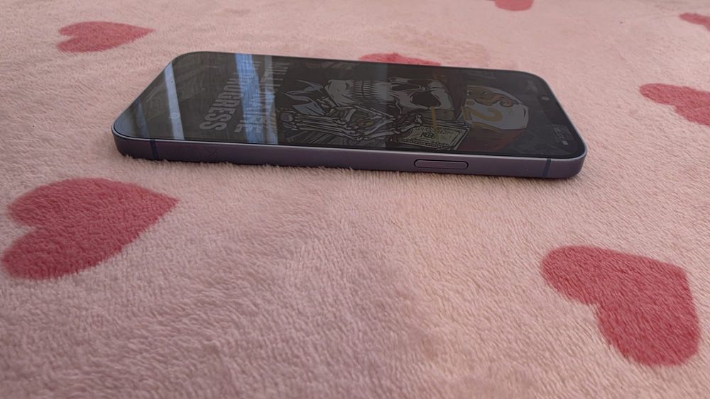 Vendo iPhone 14 Plus de 128 GB, na cor azul-claro