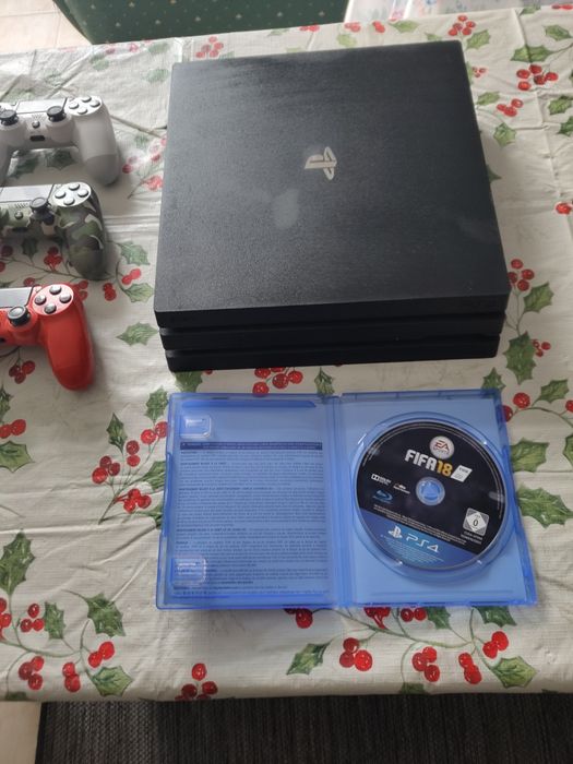 PlayStation 4 Pro 1TB + 4 Jogos + Comando + Cabos