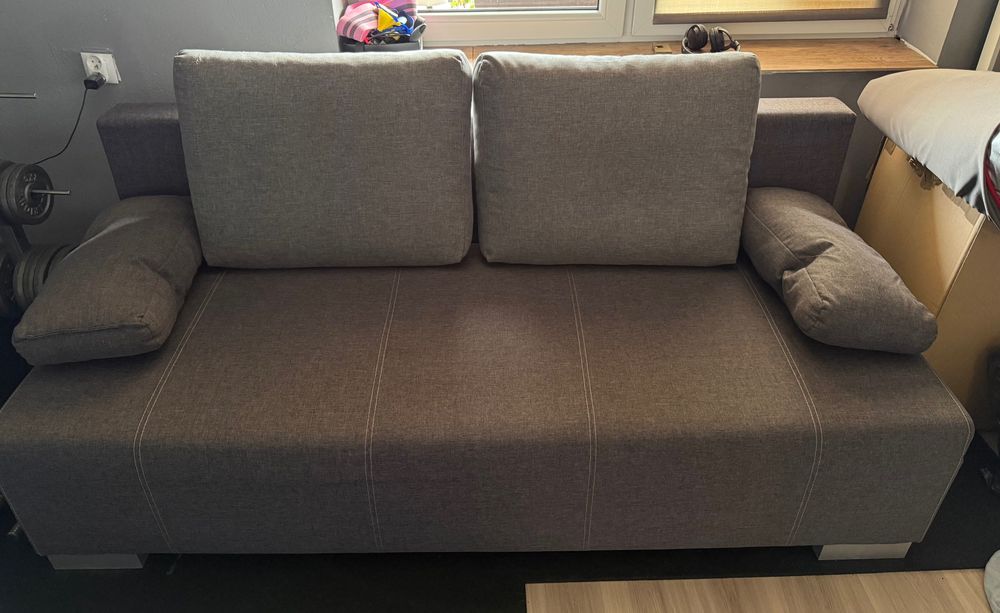 Rozkładana szara sofa