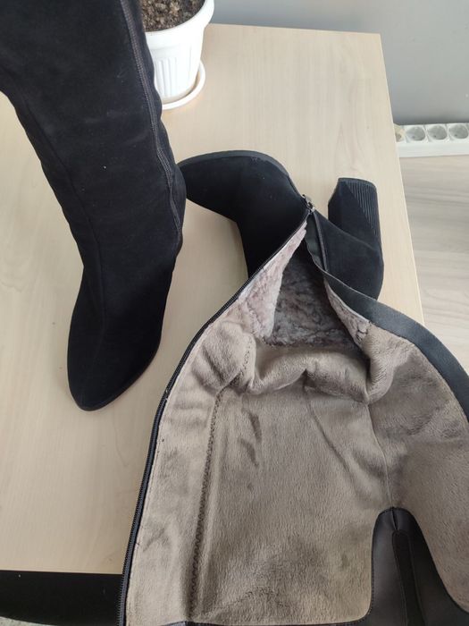 Жіночі чорні замшеві чоботи на стійкому каблуку