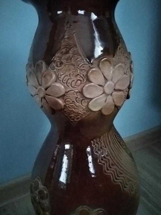 Керамічна ваза витонченої форми