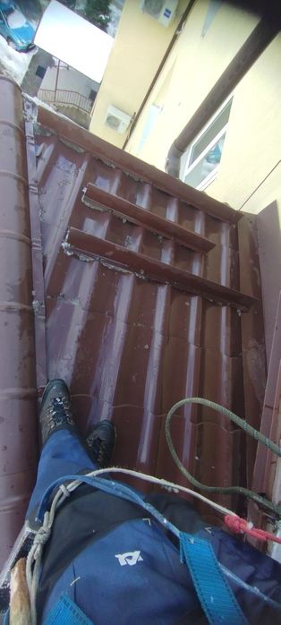 Чистка дахів від снігу та обледеніння