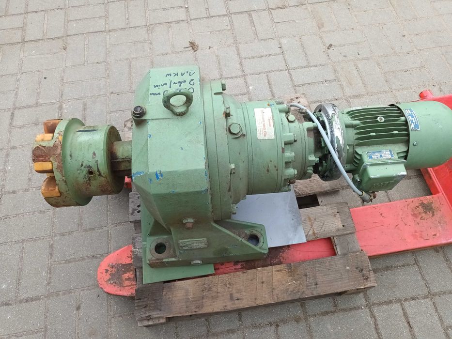 Motoreduktor przekładnia  1,1kw 2 ob/min  oś 90mm