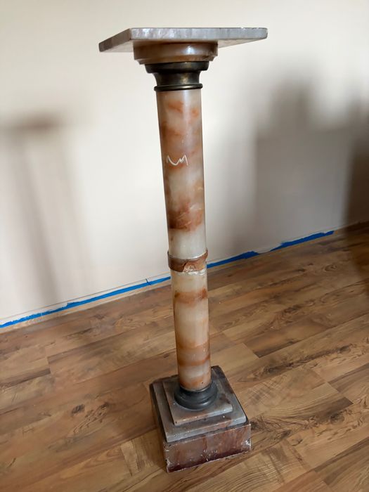 antyczny marmurowy różowy filar