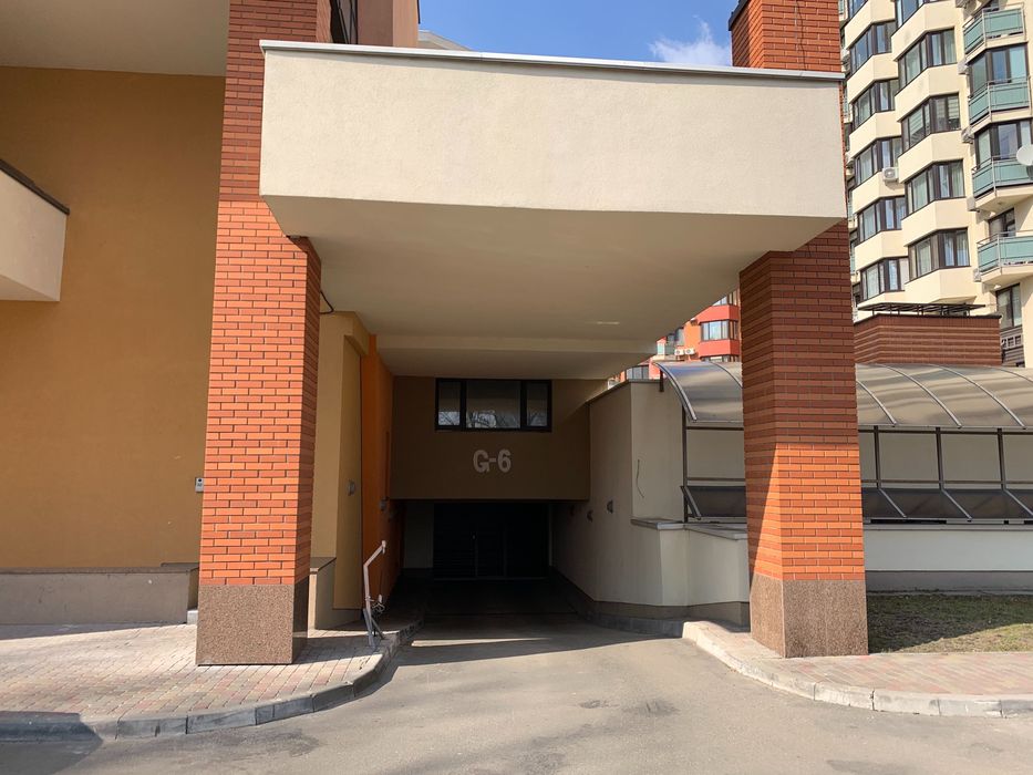 Оренда машиномісця з електричною зарядкою в паркінгу ЖК Сонячна Брама