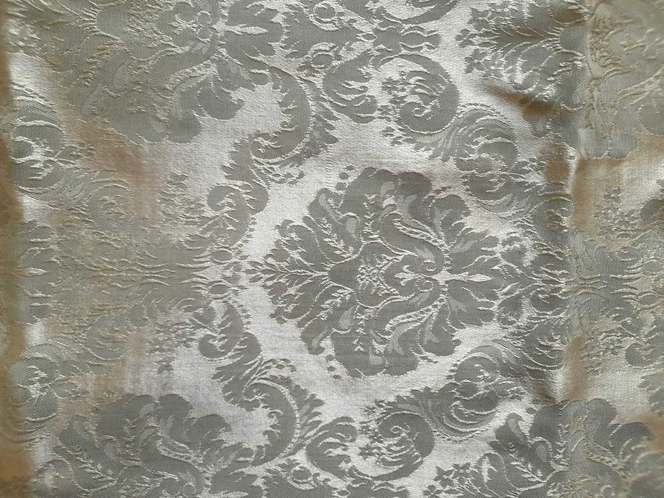 Colcha Antiga Adamascada com 2 Borlas