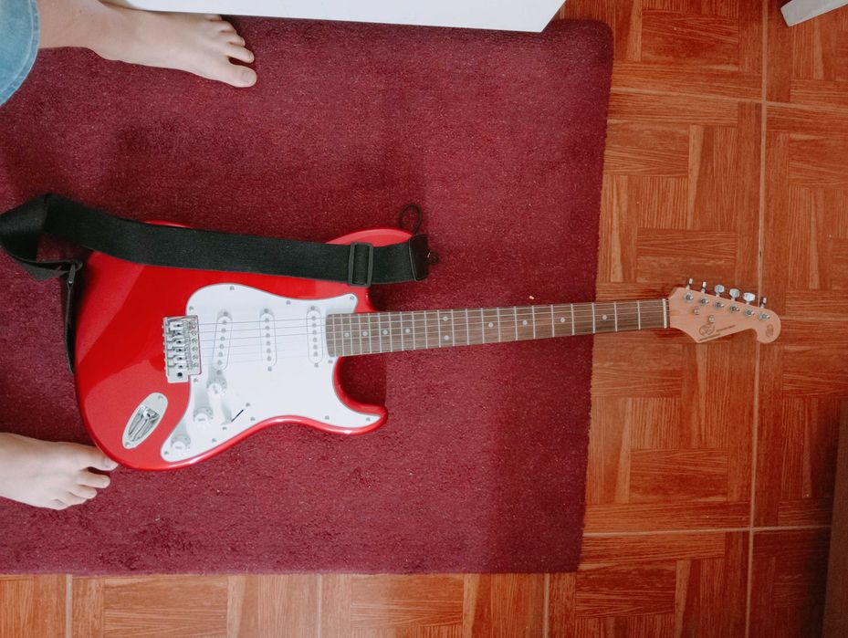 Gitarra electrica com mochila e coluna