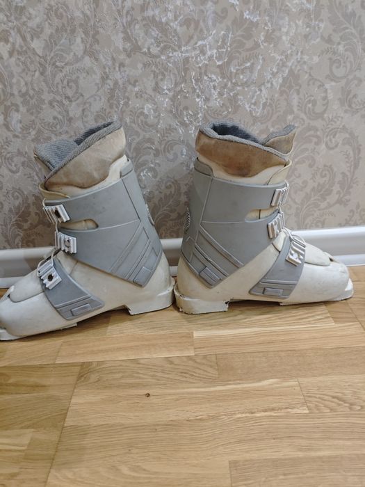 Лижні черевики чоботи