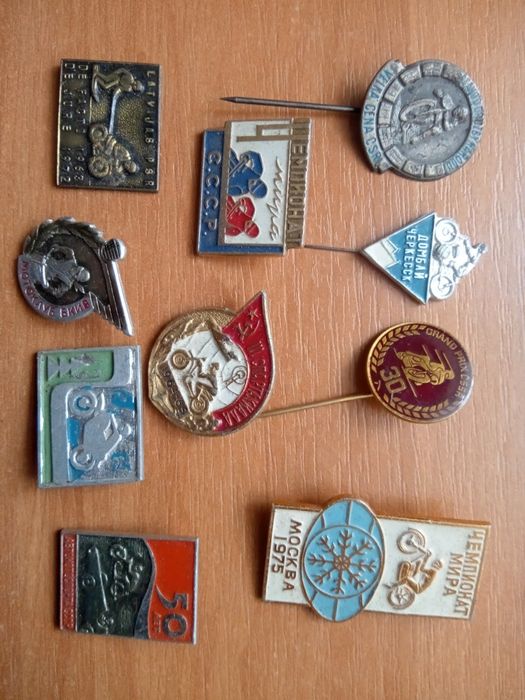 Значки на мото тему